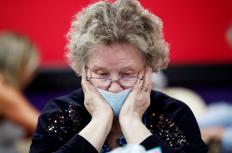 FOTO DE ARCHIVO: Una mujer con mascarilla hace juega al bingo en la Mecca Bingo, en Luton, Reino Unido, el 4 de julio de 2020