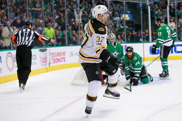 DALLAS, TX - FEBRUARY 26: Boston Bruins Center Patrice Bergeron (37) scores a goal during the NHL hockey game between the Boston Bruins and Dallas Stars on February 26, 2017, at American Airlines Center in Dallas, TX. (Photo by Andrew Dieb/Icon Sportswire via Getty Images)