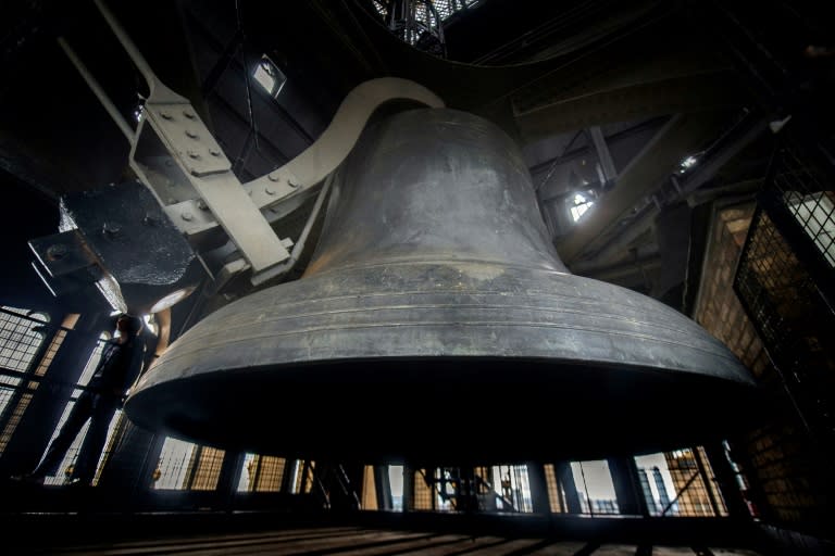 A crowd of people came out of the British parliament to mourn the end of the midday chimes