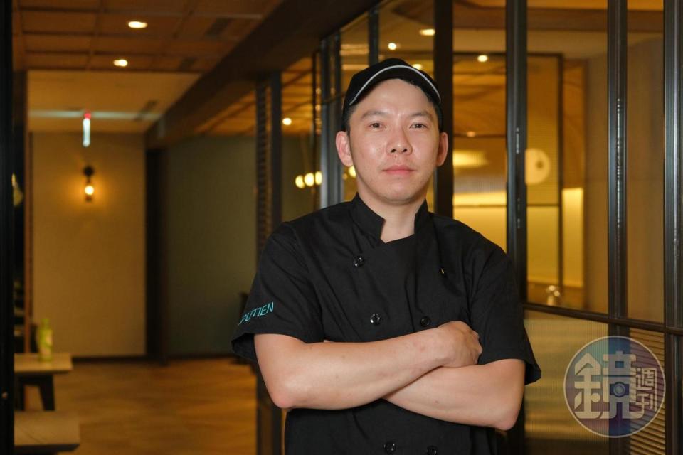 主廚傅俊瑋曾到新加坡總店受訓一個多月，每年還要回去請行政主廚校正口味。