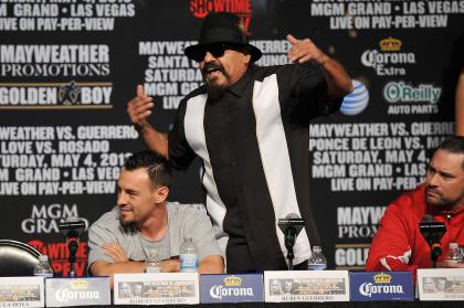 Robert Guerrero's father, Ruben (R), famously called Mayweather a 'woman beater' at a Guerrero-Mayweather press conference. (Getty)