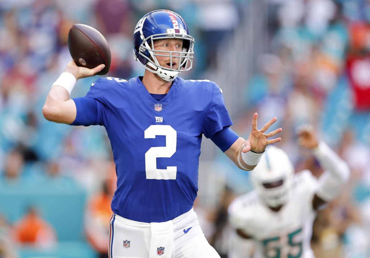 New York Giants quarterback Mike Glennon (2) looks to throw a pass