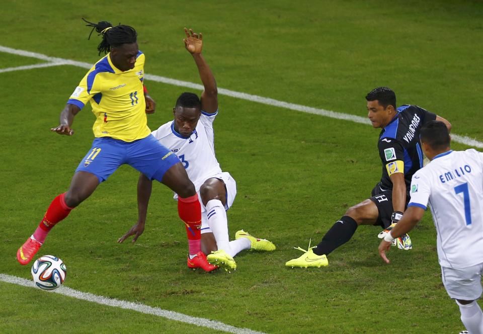Ecuador's Felipe Caicedo (L) fails to score past (L-R) Maynor Figueroa, Noel Valladares and Emilio Izaguirre of Honduras during their 2014 World Cup Group E soccer match at the Baixada arena in Curitiba June 20, 2014. REUTERS/Amr Abdallah Dalsh (BRAZIL - Tags: SOCCER SPORT WORLD CUP)