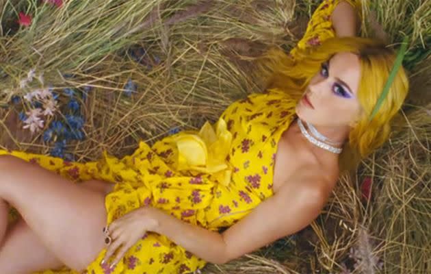 Katy Perry stuns viewers with her expensive diamond choker and statement rings in Calvin Harris' new music video for song Feels. Source: Vevo