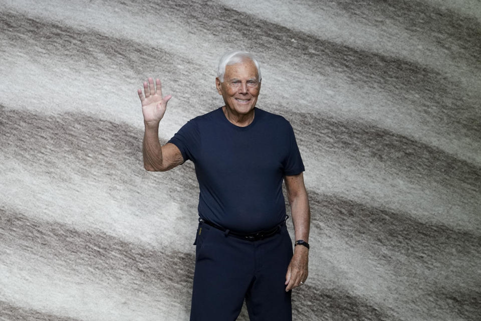 El diseñador Georgio Armani saluda al público al final de la presentación de su colección masculina primavera-verano 2023, el lunes 20 de junio de 2022 en Milán, Italia. (Foto AP/Luca Bruno)