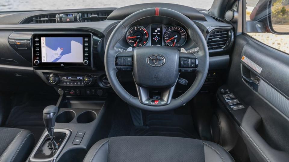 圖為現行Hilux GR Sport的內裝佈局，車內應不在三度小改款海力士的變革範圍之內。(圖片來源/ Toyota)