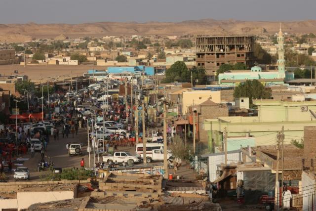 Des Soudanais rassemblés dans la localité de Wadi Halfa à la frontière égyptienne, le 4 mai 2023