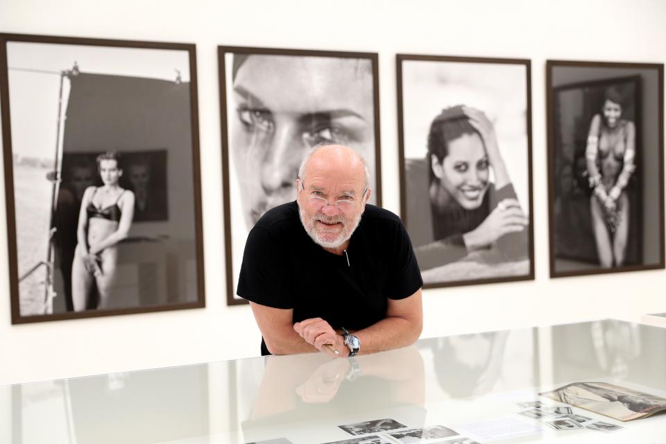 Und noch ein deutsches Urgestein, das den Blick auf die Mode grundlegend verändert hat– aber nicht als Designer, sondern als Fotograf: Peter Lindbergh, als Peter Brodbeck 1944 im heute polnischen Wartheland geboren, studierte Malerei, bevor er Ende der 1970er in Paris als Fotograf durchstartete. Vanity Fair, Allure, Rolling Stone – seine meist schwarzweißen Fotografien wurden bald von allen angesagten Magazinen begehrt, doch erst 1990 erlangte Lindbergh als "Schöpfer" des Supermodel-Phänomens mit seinem Vogue-Foto von Linda Evangelista, Naomi Campbell, Tatjana Patitz, Christy Turlington und Cindy Crawford Weltruhm. Lindbergh starb mit 74 Jahren in Paris. (Bild: Getty Images)