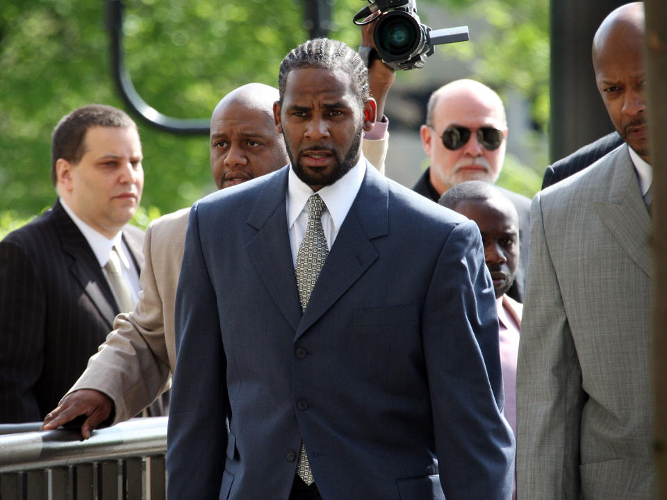 CHICAGO – MAY 09: R&B singer R. Kelly (L) arrives at the Cook County courthouse where jury selection is scheduled to begin for his child pronography trial May 9, 2008 in Chicago, Illinois. Kelly has been accused of videotaping himself having sex with a girl believed to be as young as 13 years old. Kelly faces up to 15 years in prison if convicted. (Photo by Scott Olson/Getty Images)