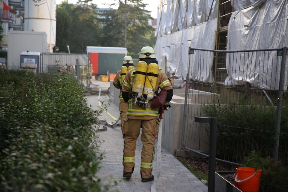 An der Goethestraße in Weißensee brennt es am Donnerstagabend auf dem Dach eines unbewohnten Wohnneubaus. Die Feuerwehr war mit 90 Einsatzkräften vor Ort<span class="copyright">Thomas Peise</span>