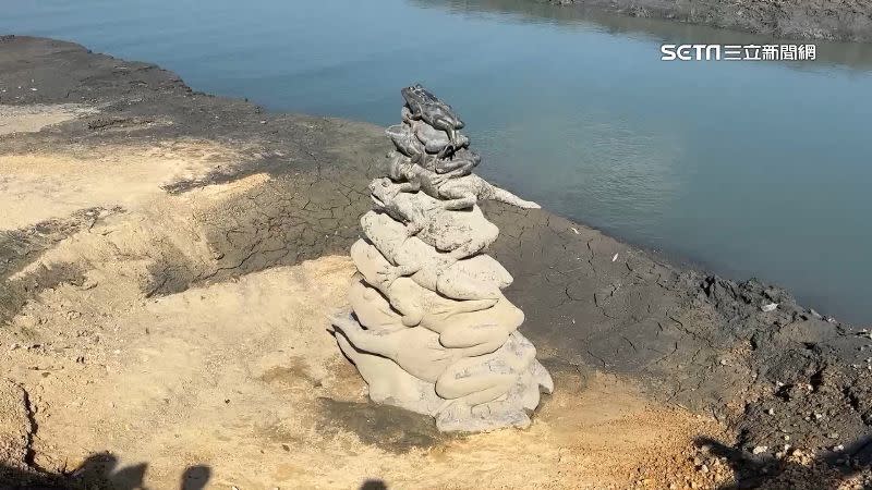 久旱不雨日月潭知名九蛙疊像也已上岸。