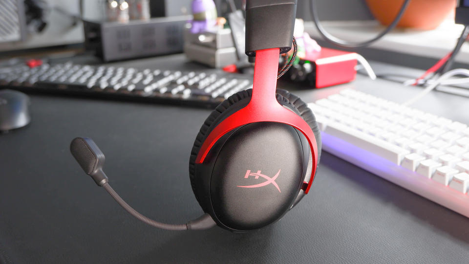 Ασύρματο ακουστικό gaming HyperX Cloud III σε ένα γραφείο