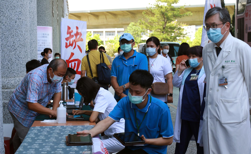 疫情解封首日，臺中慈濟醫院捐血活動，一大早就出現熱情參與人潮。