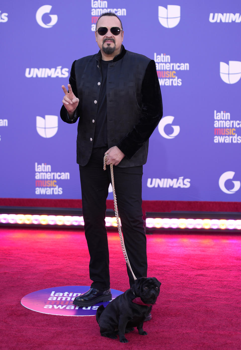 Pepe Aguilar y su perro El Gordo llegan a los Latin American Music Awards el jueves 20 de abril de 2023 en la arena MGM Grand Garden en Las Vegas. (Foto AP/John Locher)