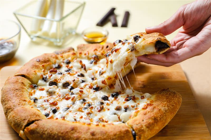 達美樂全新「香濃巧克力滋心珍珠披薩」開賣，即日起到‭10月‭22‬日嚐鮮價只要‭199‬元。（圖／達美樂提供）