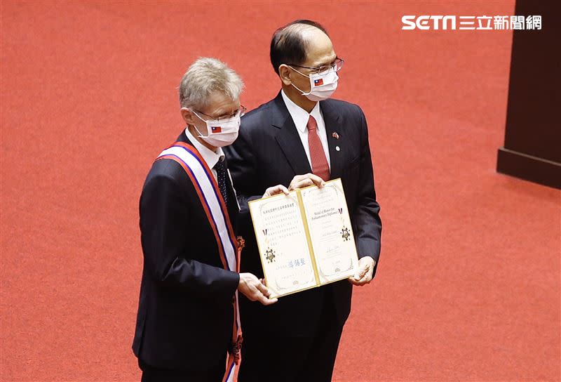 游錫堃致贈韋德齊紀念議事槌、國會外交榮譽獎章。（圖／記者林聖凱攝影）