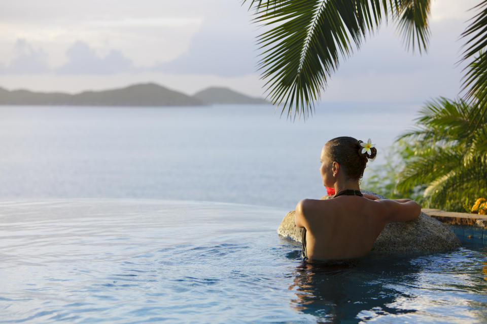 Las piscinas infinitas marcaron un hito en la arquitectura moderna al sentar un precedente que permite la interacción entre los elementos naturales y la construcción hecha por el hombre. (Getty Images)