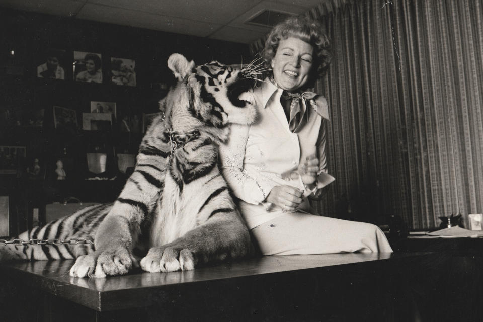 Betty White with a tiger behind the scene of <em>The Pet Set</em>