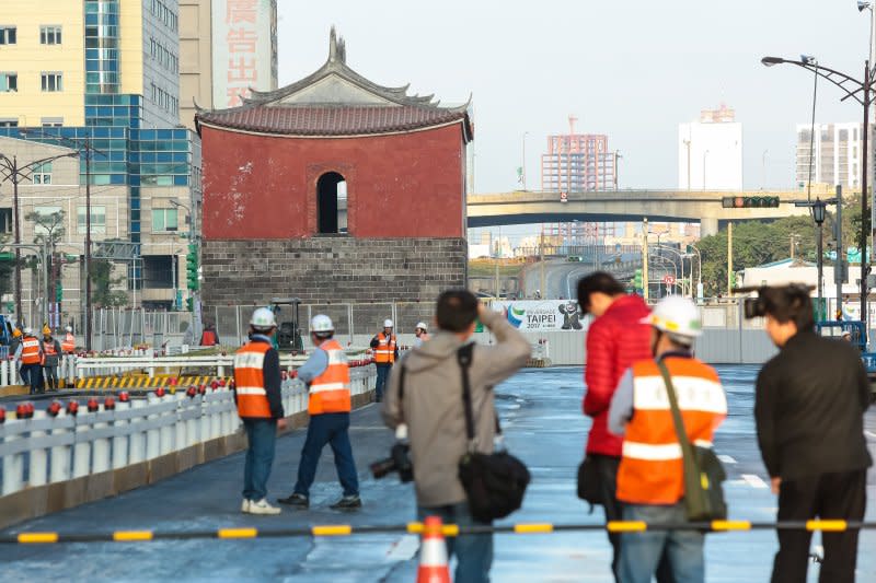 忠孝橋引道拆除工程完成，於１３日上午８時開放忠孝西路雙線三線車道。（顏麟宇攝）