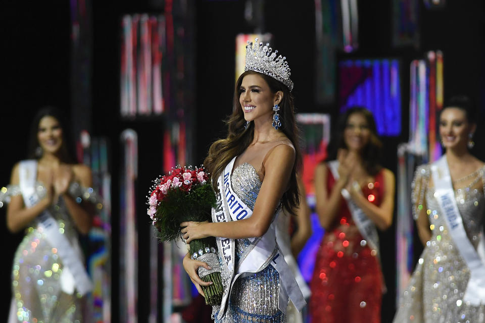 Miss Distrito Capital Diana Silva tras ser coronada como Miss Venezuela en Caracas, Venezuela, el 17 de noviembre de 2022. (Foto AP/Matias Delacroix)