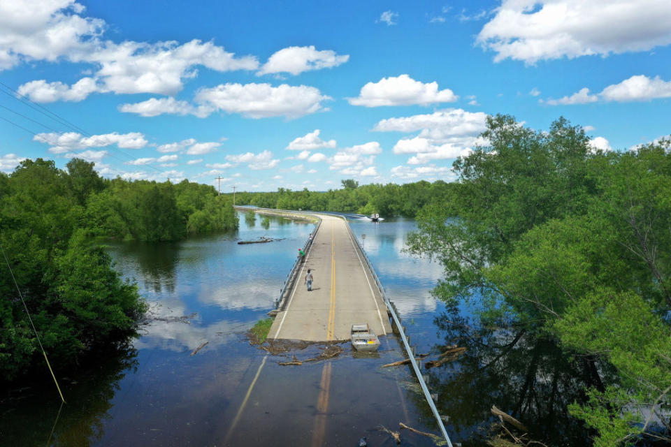 Im Mai treffen ungewöhnlich viele Tornados und Gewitter den mittleren Westen der USA. Der Nationale Wetterdienst warnte vor schweren Sturmschäden vor allem in Texas, Oklahoma und Missouri. Zahlreiche Fernstraßen waren wegen des Hochwassers oder Sturmtrümmern unpassierbar. (Bild: Getty Images)