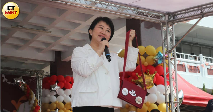 台中市長盧秀燕20日回到母校基隆女中，參加百年校慶，並獲頒「傑出校友獎」。（圖／黃鵬杰攝）