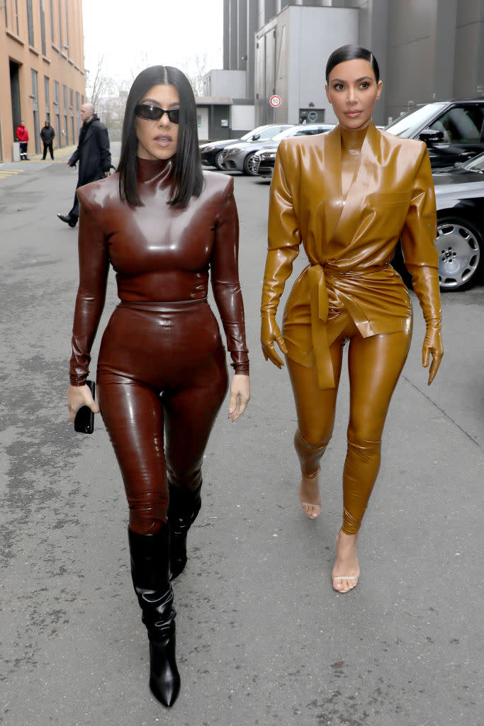Telles Catwoman ou les 4 Fantastiques, Kourtney et Kim Kardashian sont arrivées à La Cité du cinéma en combinaisons de latex. Les deux sœurs ont pu découvrir à Saint-Denis (93) la présentation de la dernière collection Balenciaga. ©Getty Images