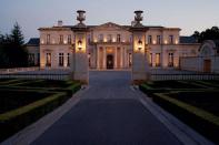 This mega mansion costing $125 million probably has the longest driveway any home can have which stretches a whopping 182 metres! The 45,000 square feet home is home to chief designer Richard Robertson III who is well known for designer mega mansions. It took 6 years to build, has 12 bedrooms, tennis court, running track and movie cinema.