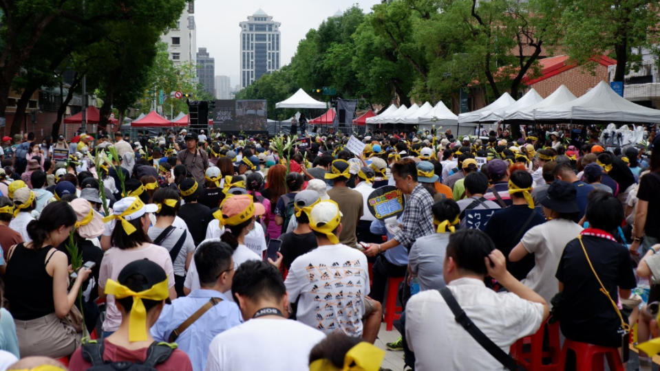 多個民團集結在立法院外，抗議院會續審國會改革法案，由於青島東路已擠滿，民眾改前往濟南路。陳祖傑攝