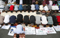 <p>Filipino Muslims pray in front of the Myanmar Embassy as they protest Myanmar’s treatment of Rohingya Muslims in Myanmar, Friday, Sept. 8, 2017 in the financial district of Makati city, east of Manila, Philippines. (Photo: Bullit Marquez/AP) </p>