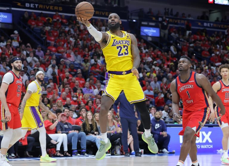 LeBron James, de los Lakers, lanza a canasta el martes ante la mirada de Zion Williamson (derecha), de los Pelicans. (Jonathan Bachman)