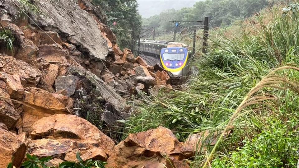 台鐵猴硐至瑞芳段受大雨影響，4日上午再度發生邊坡土石、岩塊、草木崩落，造成交通中斷，台鐵全力搶修，預估5日上午搶通。中央社　（讀者提供）