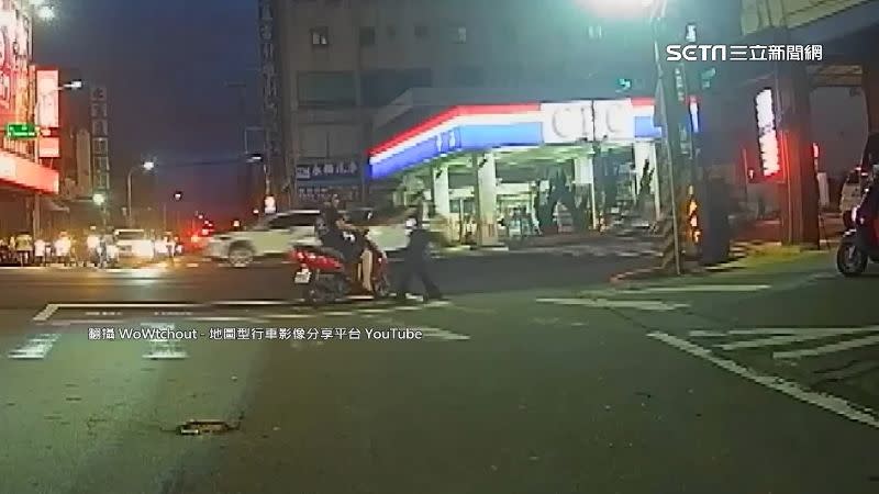 員警為了追捕逃逸移工，向停等紅燈的民眾借機車。（圖／翻攝自WoWtchout-地圖型行車影像分享平台YouTube）