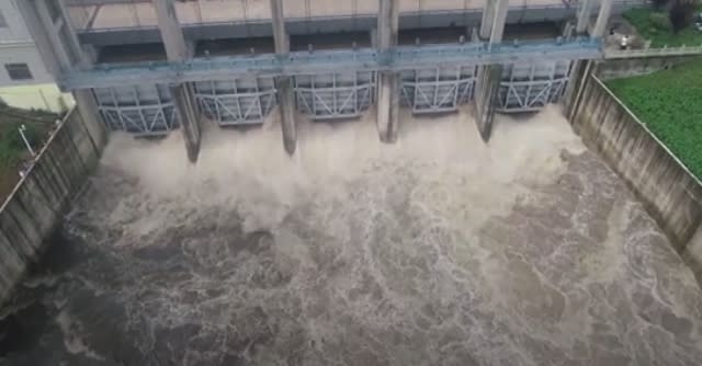 長江上游連日降下大雨。（圖／AP）