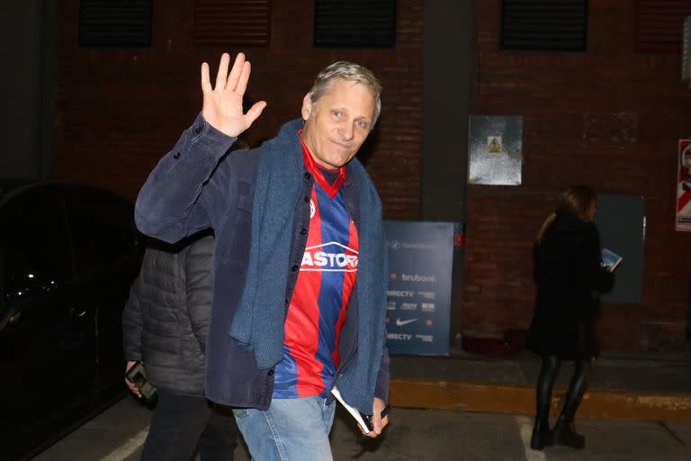 Viggo Mortensen fue el sábado a ver a su querido San Lorenzo, en medio de su gira por el país en la que presentó su flamante libro de poesías