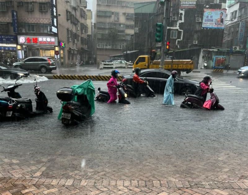 ▲今（4）日午後雨彈來襲，新北市多處地區出現路面積淹水的狀況，圖為網友回報的新莊地區有騎士涉水而過的景象。（圖／翻攝自「愛新莊我是新莊人」臉書社團）