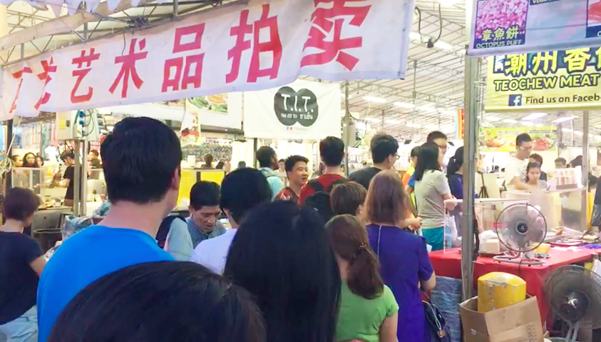 The long queue for Teochew Meat Puff at the Sembawang <em>pasar malam</em>. (Photo: Nurul Azliah/ Yahoo Lifestyle Singapore)