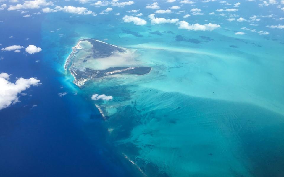 Shades of turquoise waters surround sandbanks off Eleuthera in the Bahamas as seen from a plane 25 June 2018. (Photo by Daniel SLIM / AFP)        (Photo credit should read DANIEL SLIM/AFP/Getty Images)