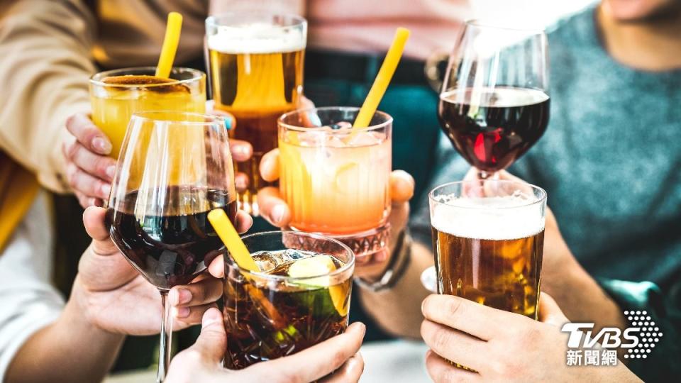 以年齡層來看的話，20歲至39歲的族群受到飲酒習慣影響最為嚴重，致死的比例更占全年齡層的13%。（示意圖／達志影像shutterstock）