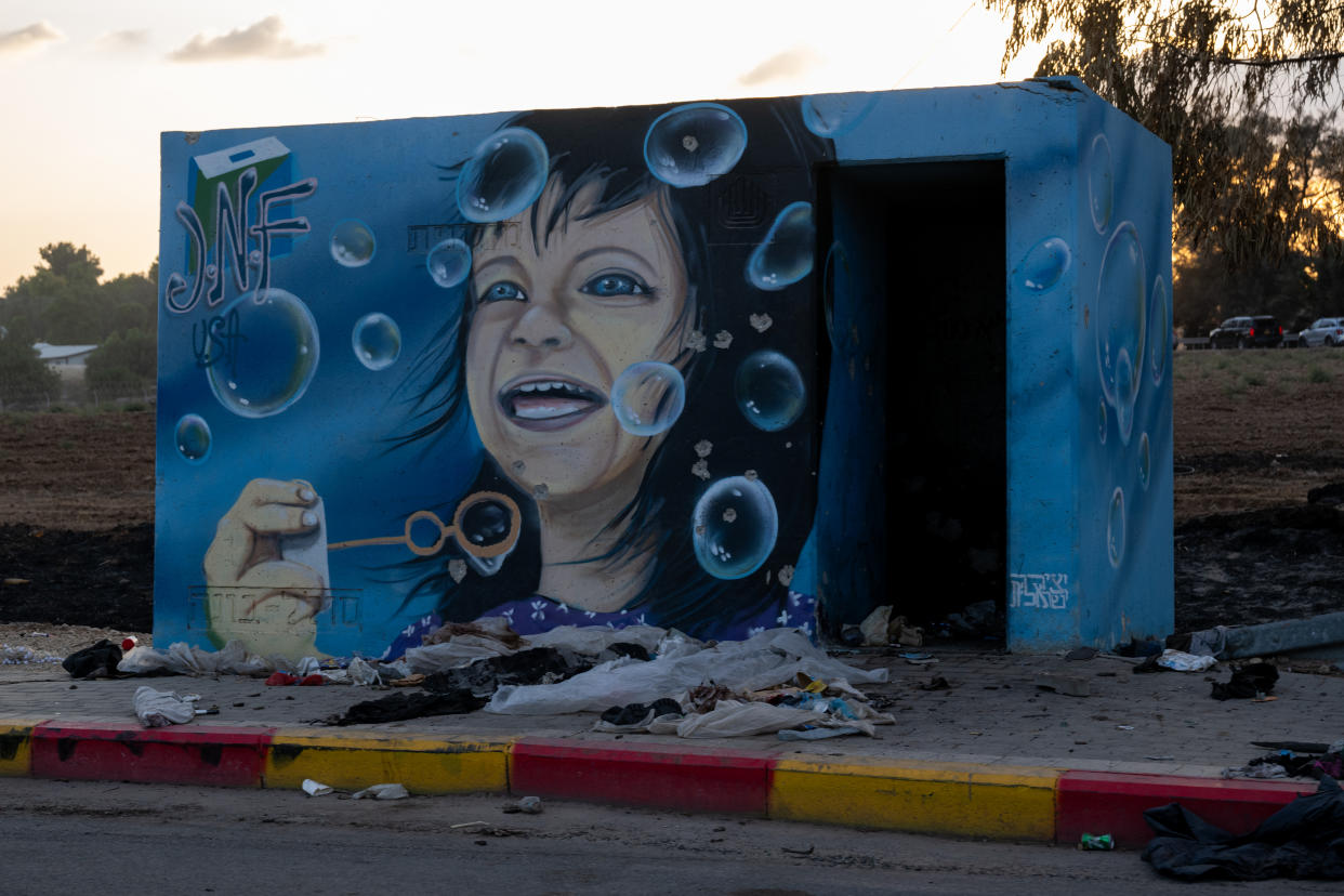 Pertenencias de los asistentes al Festival Supernova esparcidas alrededor de un refugio antibombas en las afueras del Kibbutz Be'eeri donde decenas de israelíes murieron en el ataque de Hamás. (Photo by Alexi J. Rosenfeld/Getty Images)