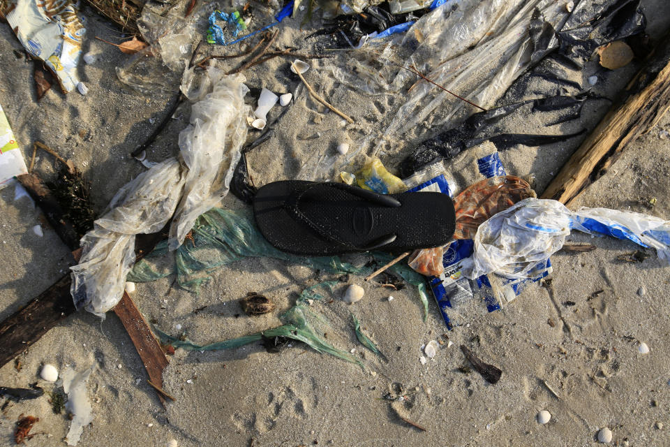 <p>Kamilo Beach, auch bekannt als “Plastic Beach”, gehört zu den schmutzigen Orten auf der ganzen Welt. An dem Strand befinden sich mittlerweile mehr Plastikteilchen als Sand. Hier wird mittels riesiger Plastikstrudel, die sich im Ozean bilden, Müll aus Ländern wie Japan, Russland und den USA angespült. Jedes Jahr befreien freiwillige Helfer den Strand auf über 14 Kilometern Länge von 15 bis 20 Tonnen Müll. (Foto: gettyimages) </p>