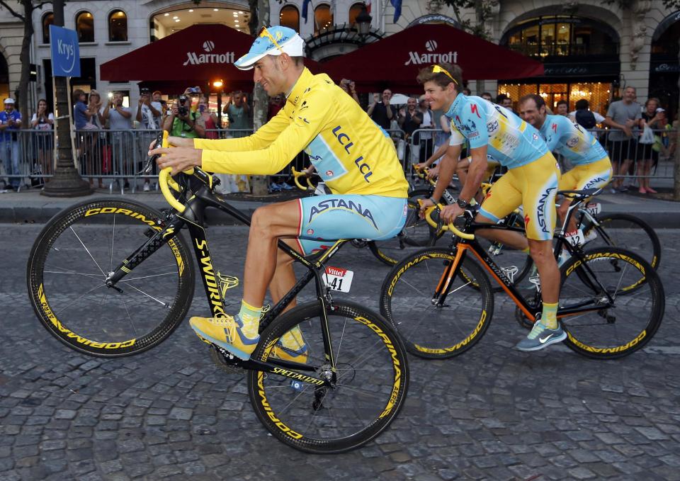 Astana team rider Vincenzo Nibali of Italy parades with team mates as he celebrates his overall victory after the 137.5 km final stage of the 2014 Tour de France, from Evry to Paris Champs Elysees, July 27, 2014. REUTERS/Jean-Paul Pelissier (FRANCE - Tags: SPORT CYCLING)