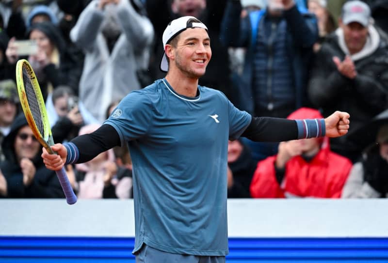 German tennis player Jan-Lennard Struff celebrates defeating US Taylor Fritz in their men's singles final match of the Bavarian International Tennis Championships. Sven Hoppe/dpa