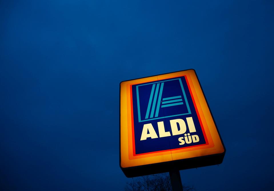 Wer bei Aldi einkaufen geht, spart viel Geld. Doch das Shoppen im Billig-Supermarkt ist nicht immer ein Zuckerschlecken. Schon beim Parken kommt schnell Stress auf, da die Kette so beliebt ist und eben sehr viele Kunden bei Aldi ihre Besorgungen machen. Falschparker blockieren die oft raren Plätze oder dicke SUVs sorgen für ein regelrechtes Verkehrschaos.