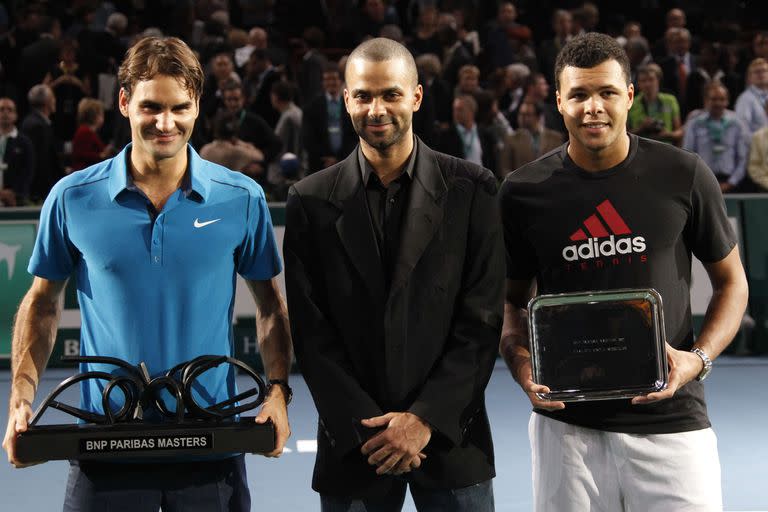 En 2011, Federer ganó por primera vez el Masters 1000 de París-Bercy al derrotar a Tsonga; el basquetbolista francés Tony Parker participó de la premiación.