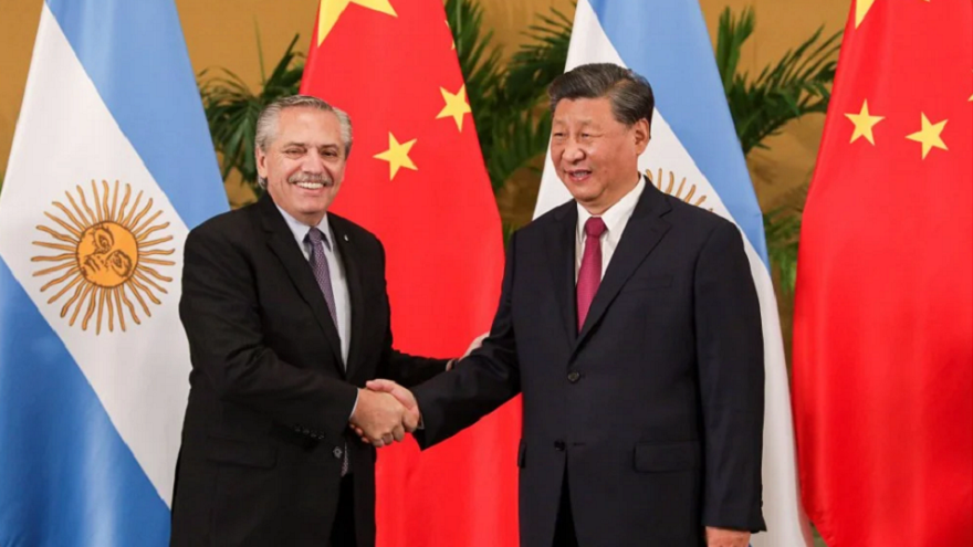Mientras EEUU recela del acercamiento de China a la región, Alberto Fernández busca asegurarse con Xi Jinping una cuota de las líneas de crédito del grupo BRICS