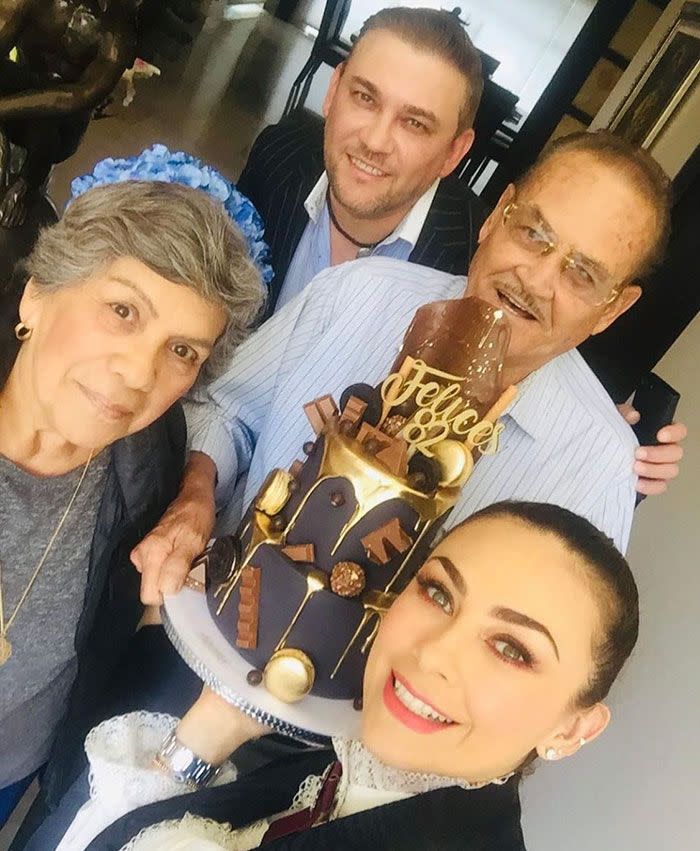 Aracely Arámbula junto a sus padres y a su hermano 