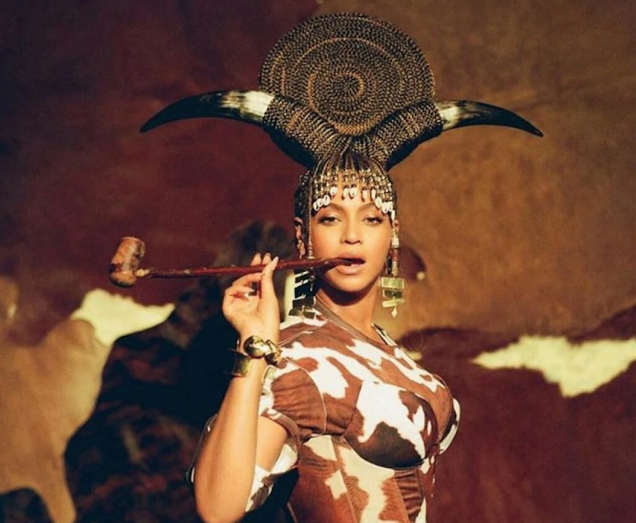 Dans ses plus récents albums, Beyoncé s'engage fortement auprès de la culture africaine, et devient une véritable plateforme pour sa diffusion au grand public. <a href="https://www.flickr.com/photos/clarkarrington/50752651973/in/photolist-2kjQBeF-2jrtcht-2kjQGCm-RjeK6k-2noNHDi-2kjQG8P-2noNwu7-2faLLbi-2kjGLvL-2kjCYiZ-2noPMKP-2kZ2fQY-2kjGHh6-2kjGGwo-2jtbKQw-2jskjUU-2noR9t1-2noHgMx-2kjUqD2-ADyyb2-2noNwk9-2noNHAH-2noNHA2-2gCwEyz-2jvmKnf-2noNHzq-dQbf8j-2noPMPr-T6ukpA-2jsgfah-2noNHCb-2noPMNQ-2noPMQP-2jx4mQa-2jurtGP-2noNwAE-2jskkEB-2jsj1MT-2jsgfjf-2jskm3R-2js4q4U-2jskkWU-2jsj2Dx-2jsj2F1-2jsj275-2noNwq4-2jGTKAo-2noNHCB-2noNHxM-2jsj2g3/" rel="nofollow noopener" target="_blank" data-ylk="slk:Flickr;elm:context_link;itc:0;sec:content-canvas" class="link ">Flickr</a>