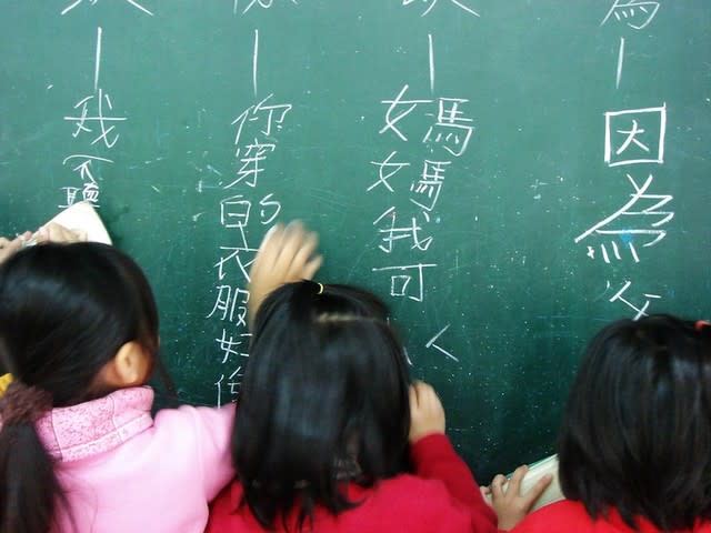 中國當局於23日頒布法律，減輕義務教育階段學生的回家作業與課後輔導。(Photo by Claire on Flickr under C.C. License2.0)