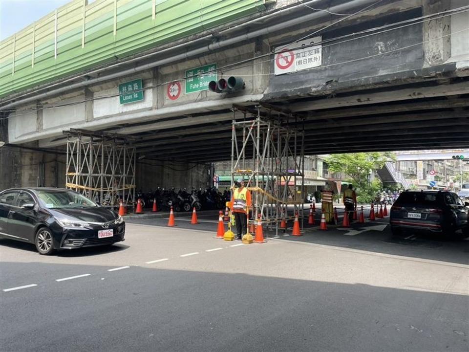 福和橋日前遭撞受損，18日起暫時封閉林森路主橋上橋往台北方向的外側車道。（新北市工務局提供）